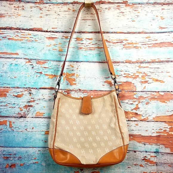 Dooney & Bourke Handbags - Dooney & bourke signature shoulder bag